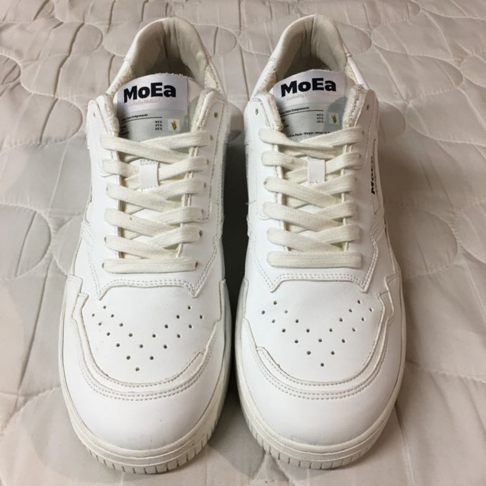 MoEa White sneakers